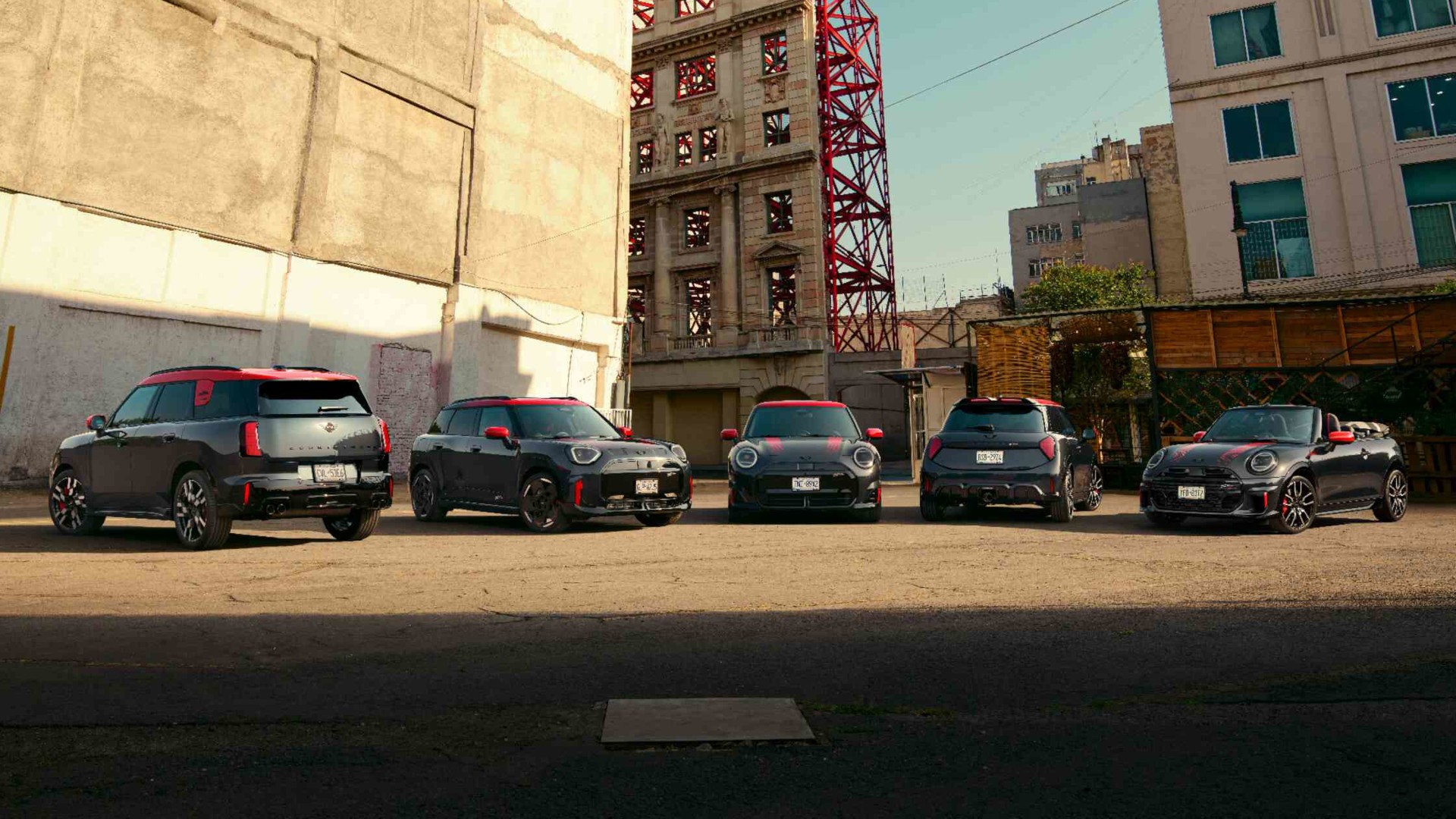 Ein MINI Fahrer nutzt die MINI App auf seinem Handy für die Navigation.